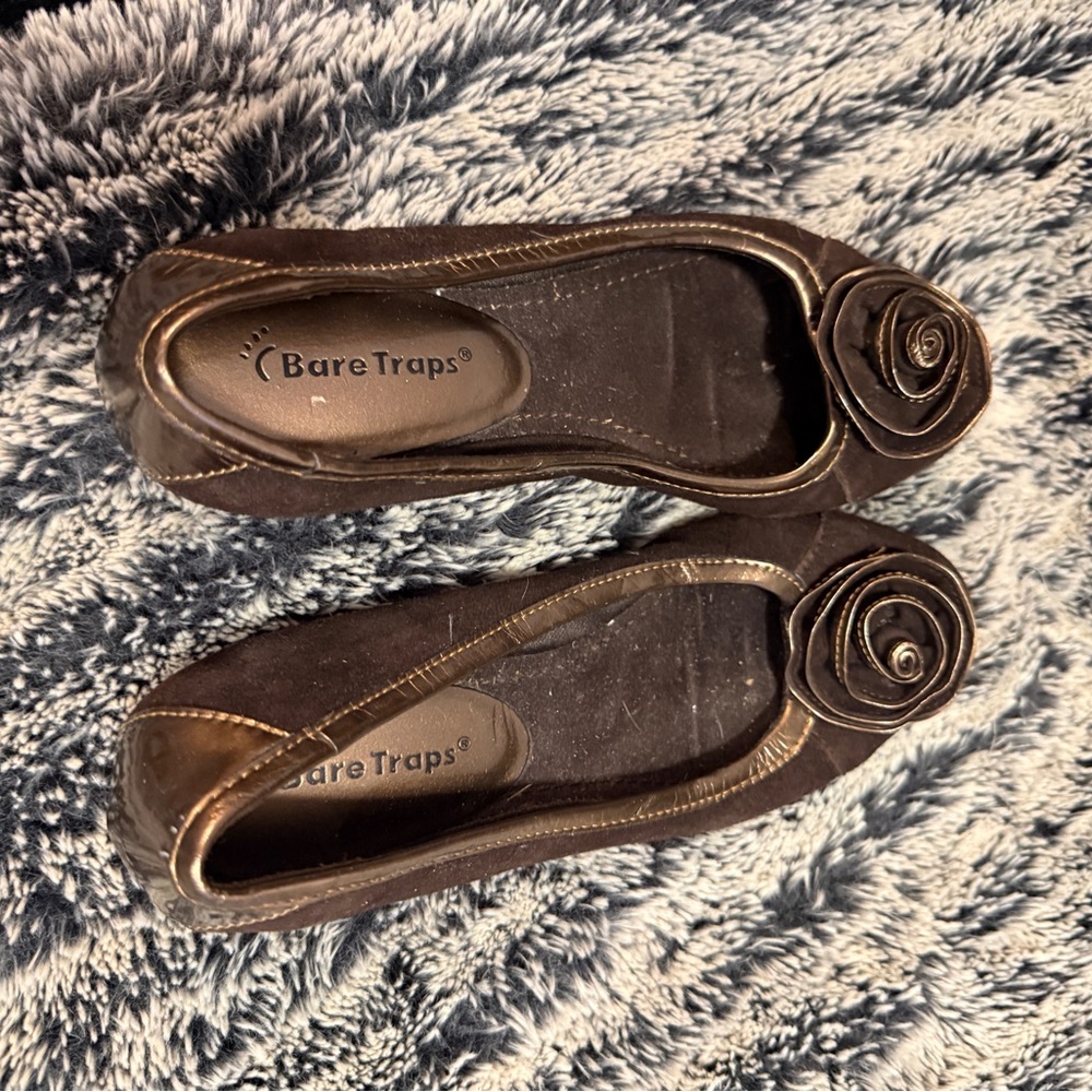 BareTraps Women's Dark Brown Floral Flats
